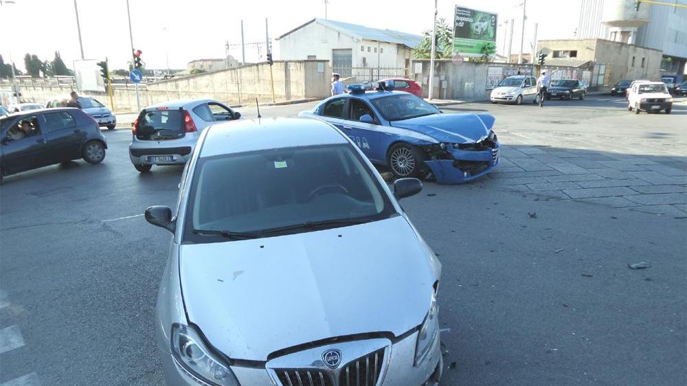 Sassari, scontro fra un'auto e una pattuglia della polizia: traffico in tilt