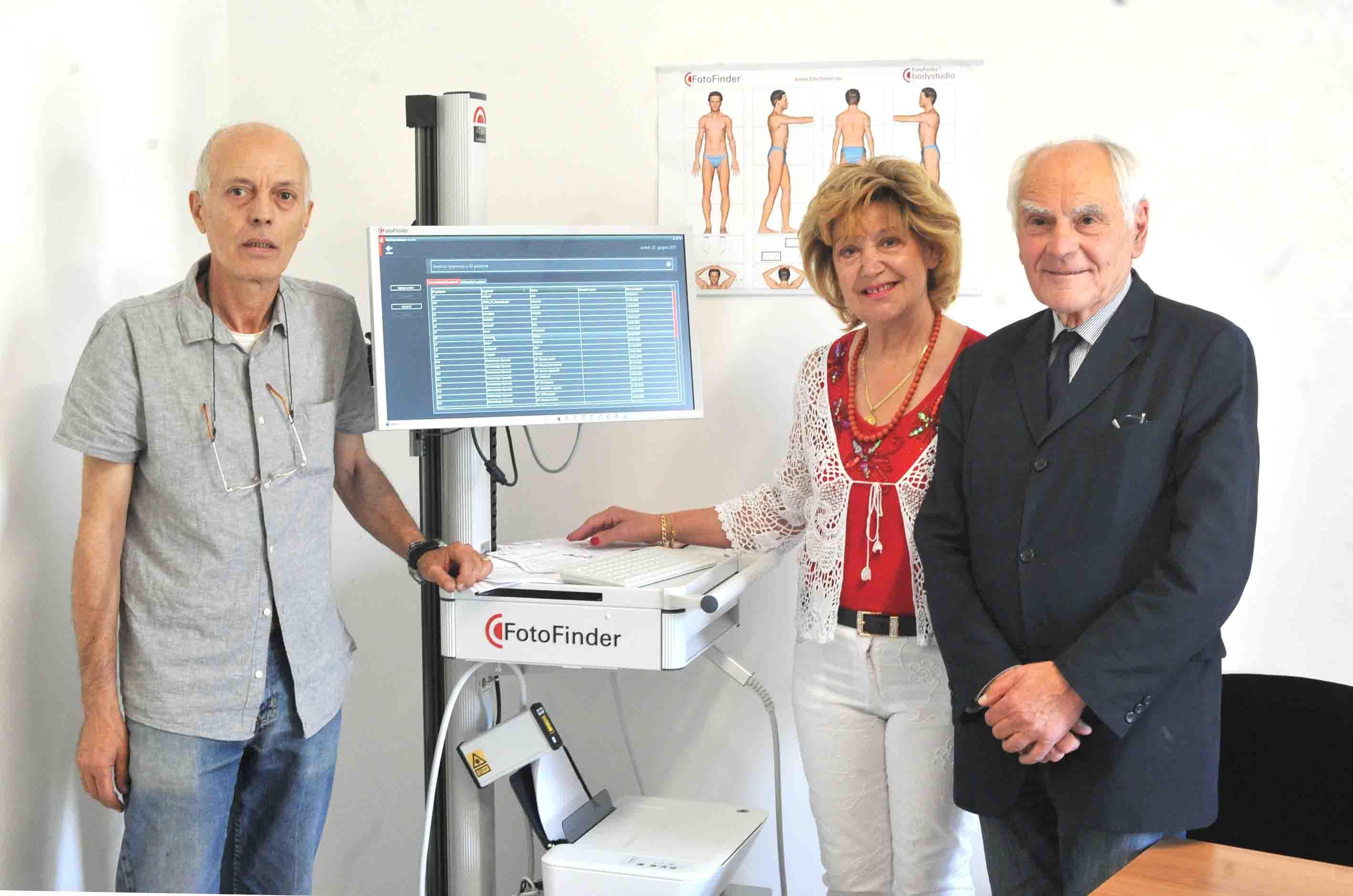 Il dermatologo della Lilt Franco Ferraresi (a sinistra) mostra il moderno Fotofinder (Foto Gori)