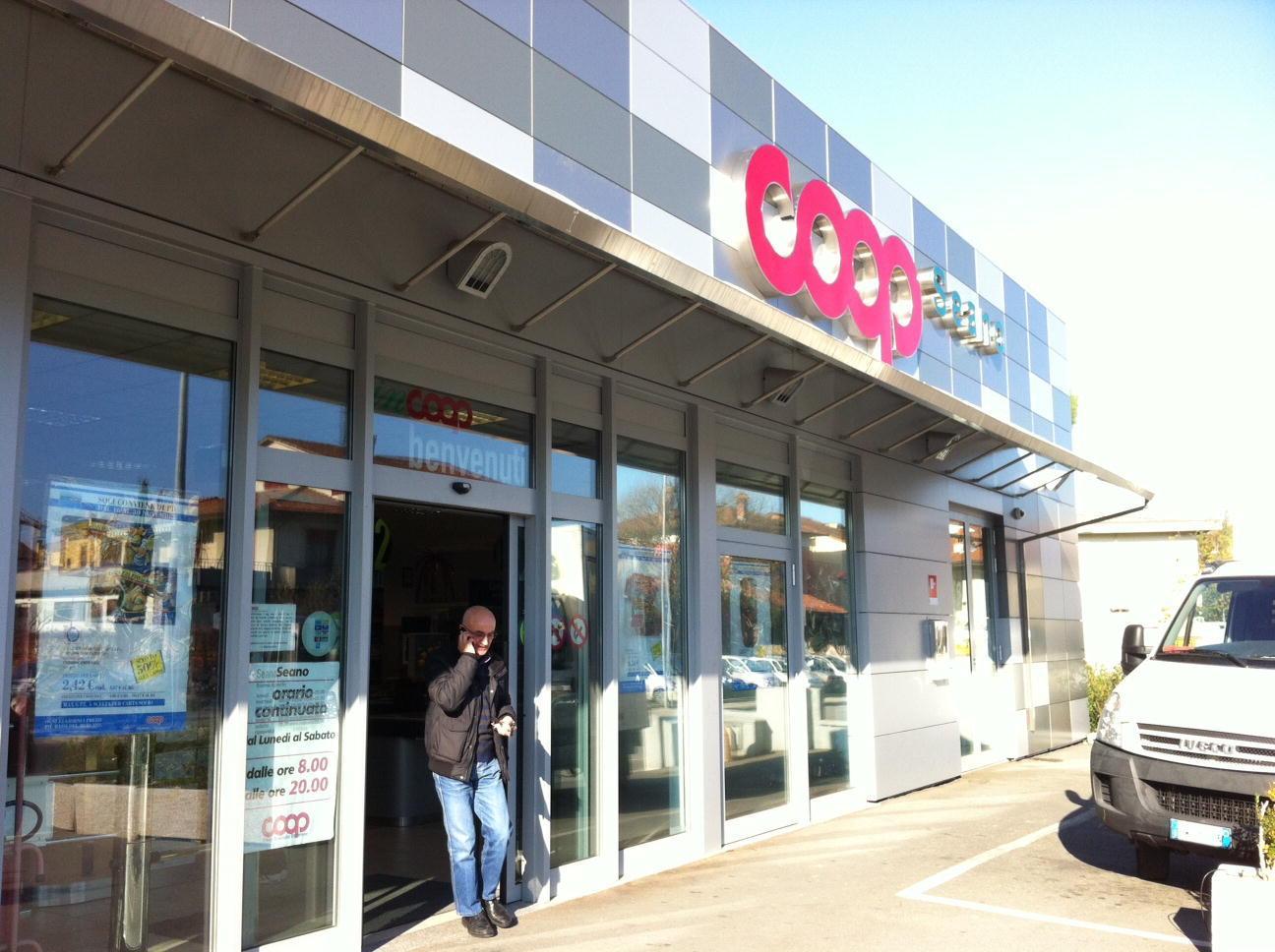 La Coop di Seano dopo una precedente rapina (foto Batavia)