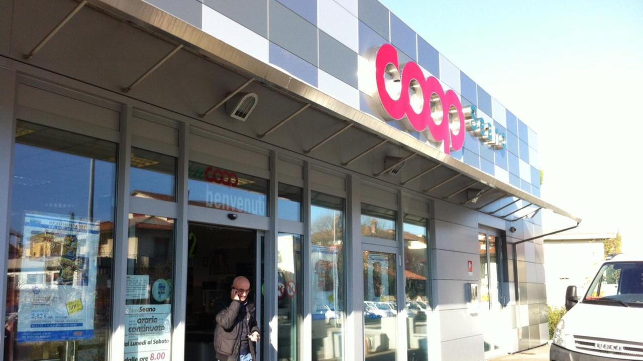 La Coop di Seano dopo una precedente rapina (foto Batavia)