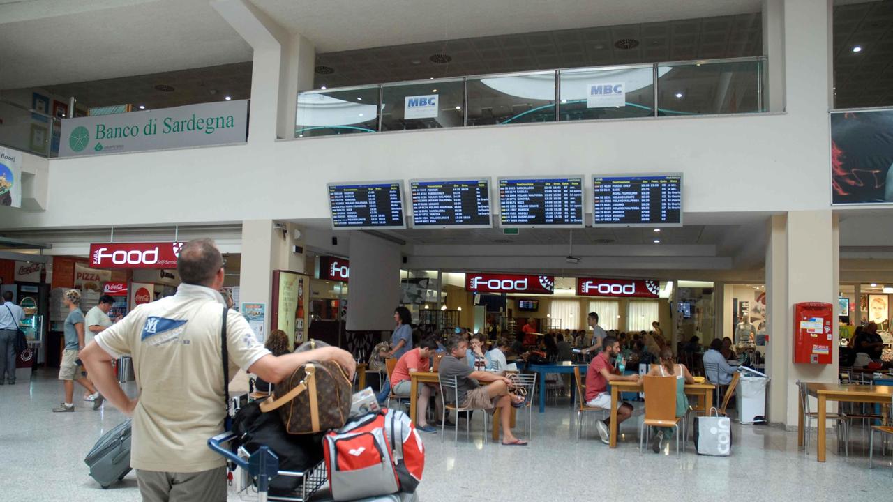 Passeggeri in attesa all'aeroporto di Olbia