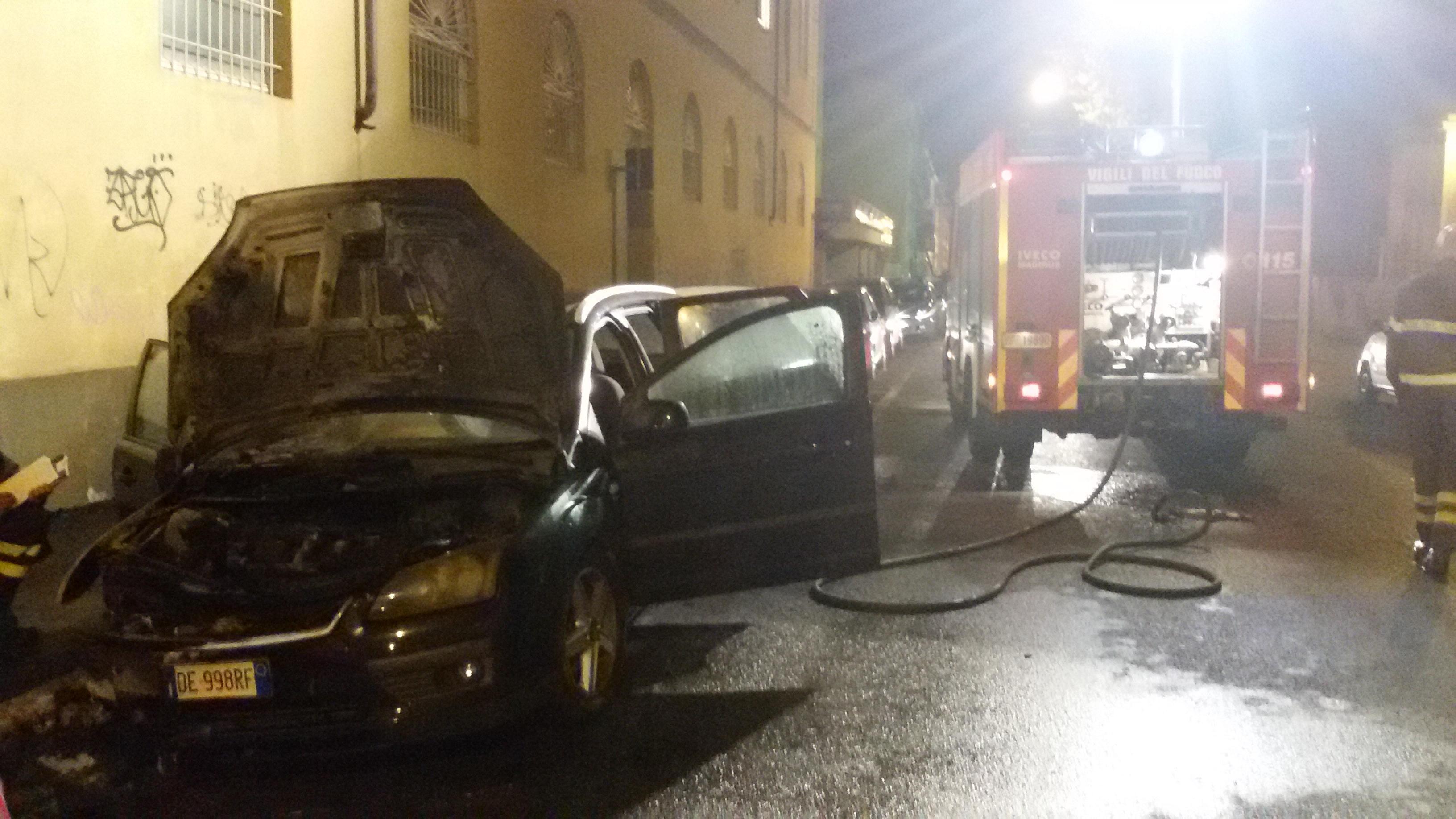 I vigili del fuoco in azione in via Galilei nella notte di lunedì 22 giugno