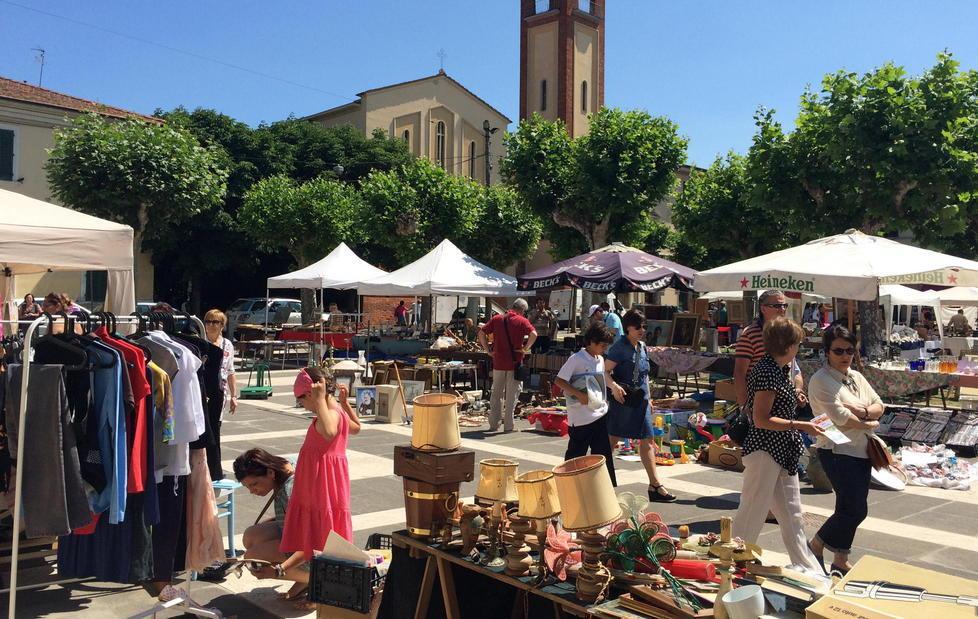 Banchi di nuovo in piazza Battisti 