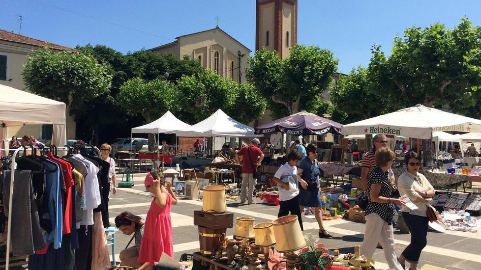 Banchi di nuovo in piazza Battisti