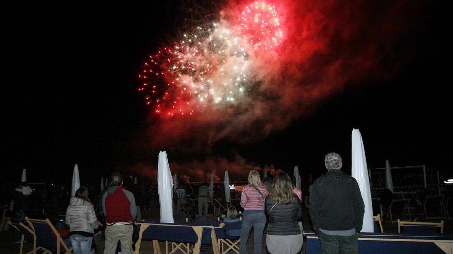 Spiaggia invasa per i fuochi d’artificio