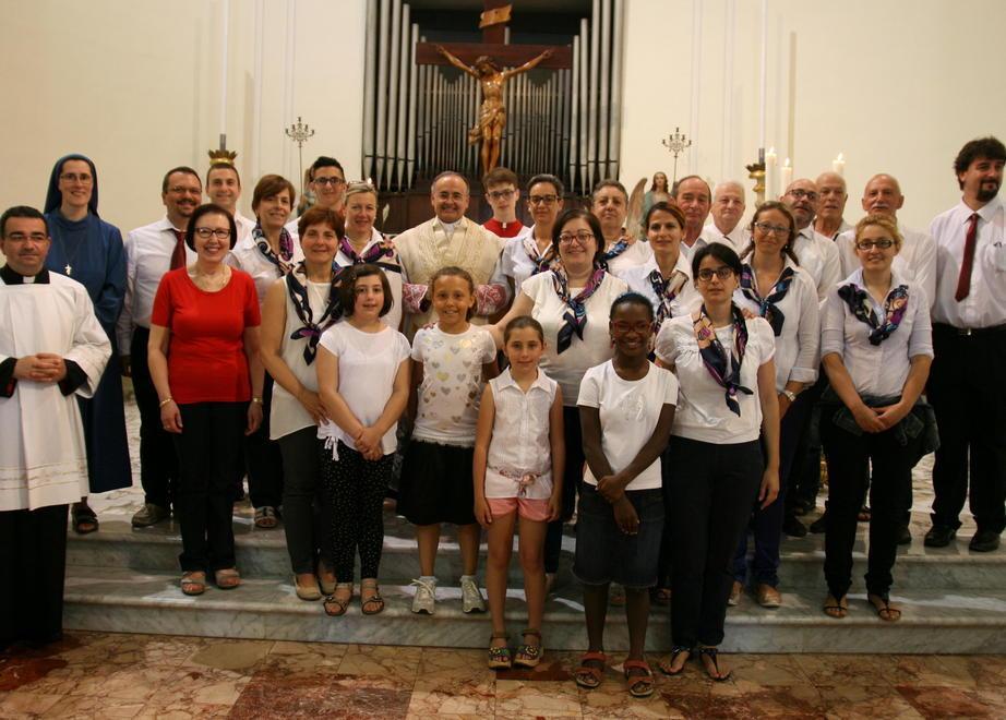 Il coro si esibisce per il Corpus Domini