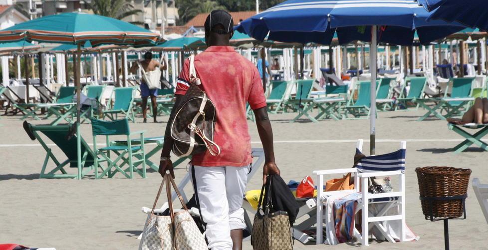 Un pugno all’ambulante sulla spiaggia 