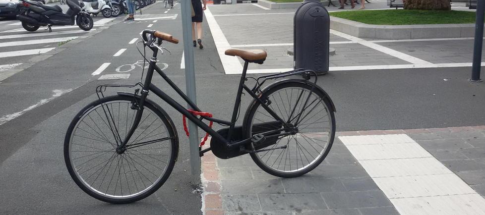 Le rastrelliere sono vuote, ma la bici è in sosta sulle strisce