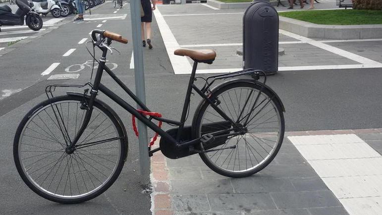 Le rastrelliere sono vuote, ma la bici è in sosta sulle strisce