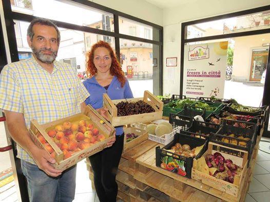 I titolari di "Fresco in città" il nuovo negozio di via Boni a chilometri zero