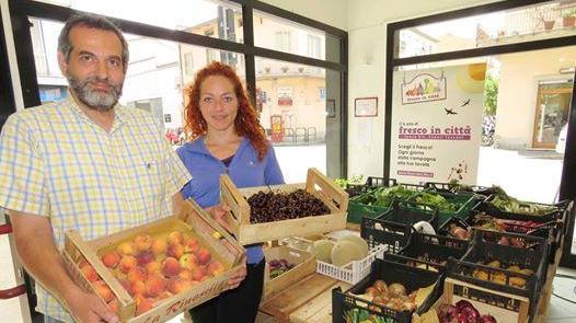 I titolari di "Fresco in città" il nuovo negozio di via Boni a chilometri zero