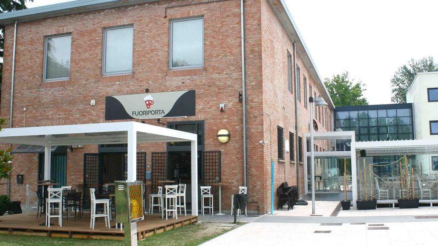 Ferrara, «Minacciato col coltello e rapinato»