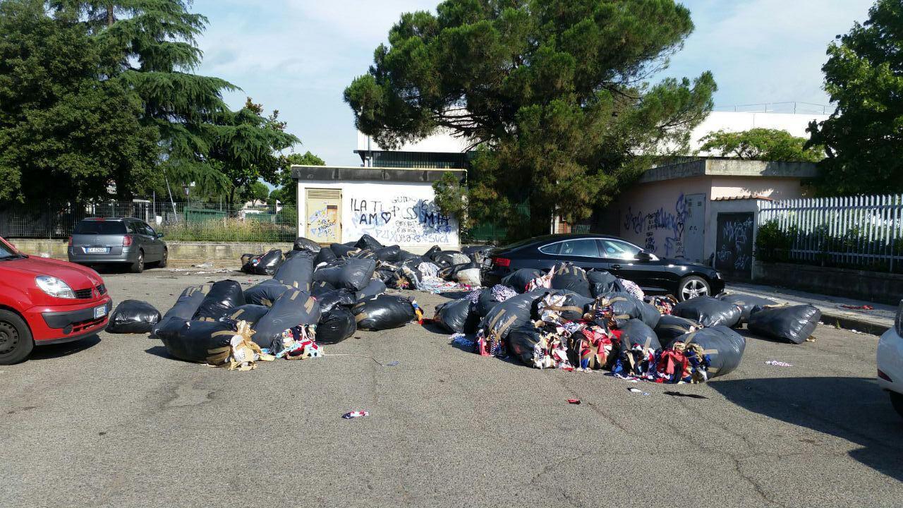 Discarica abusiva nel piazzale di fronte alla Microtex in via Toscana