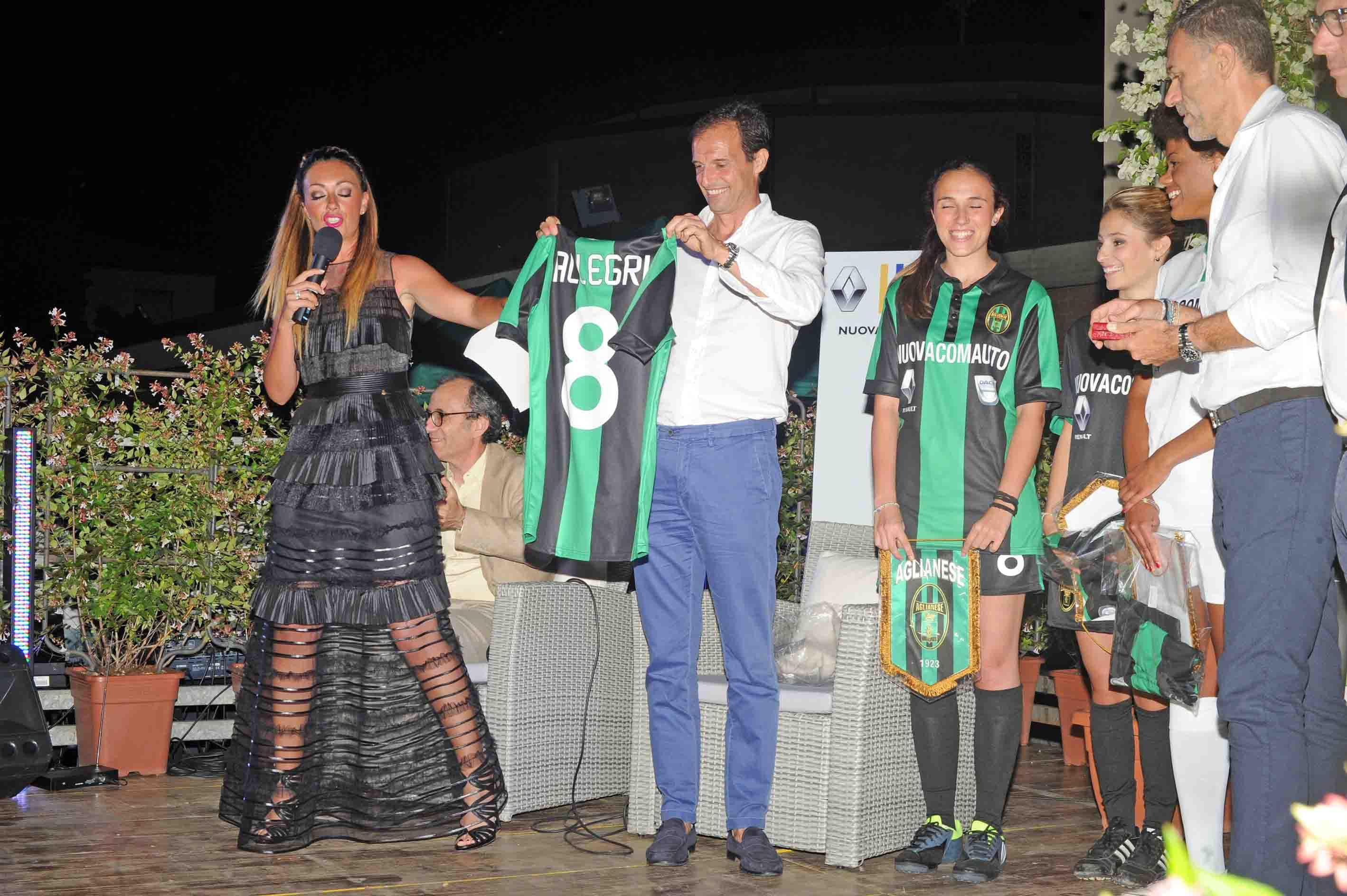 Allegri riceve la maglia numero 8 dell'Aglianese (Foto Gori)