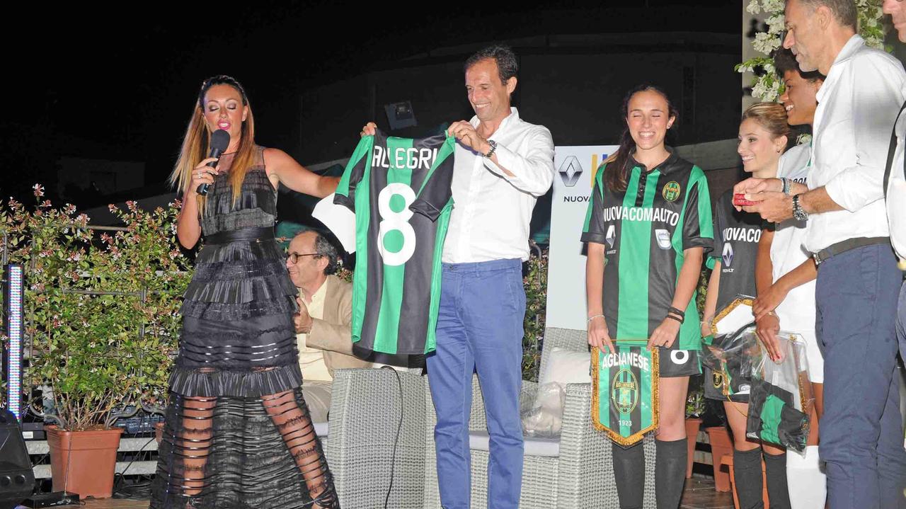 Allegri riceve la maglia numero 8 dell'Aglianese (Foto Gori)