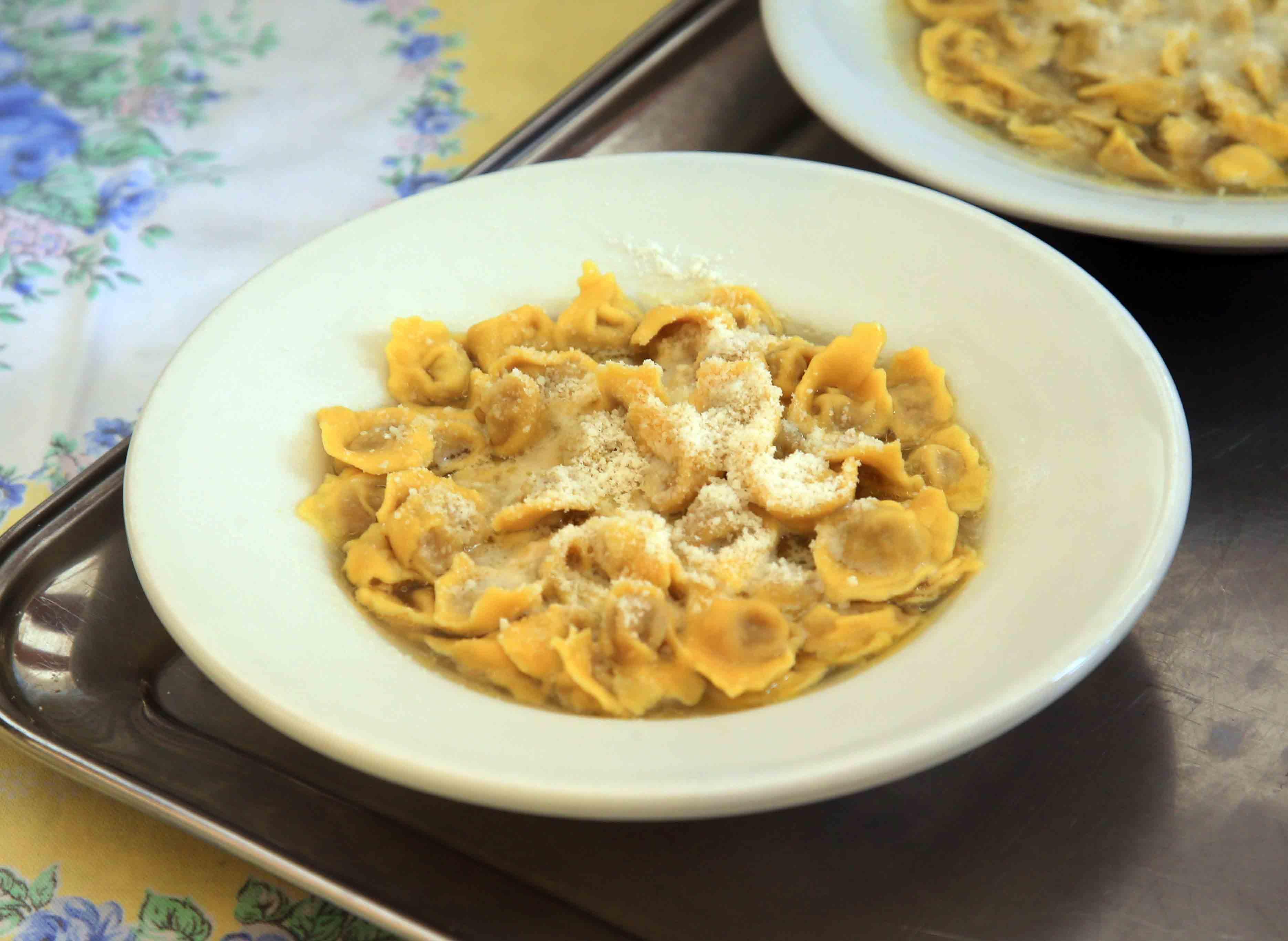 Comprano cappelletti per mille euro con un assegno scoperto