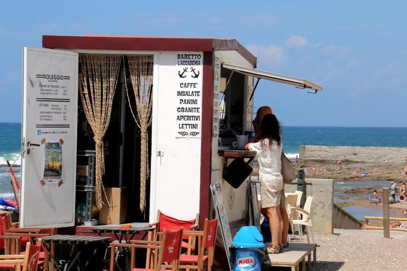 La baracchina della spiaggia dell'Accademia derubata dai ladri (Marzi/Pentafoto)