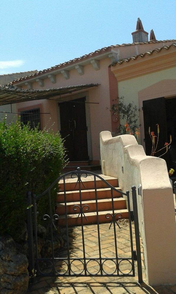L'ingresso della villetta confiscata a Mario Celotto e assegnata alla Caritas diocesana dal tribunale di Roma