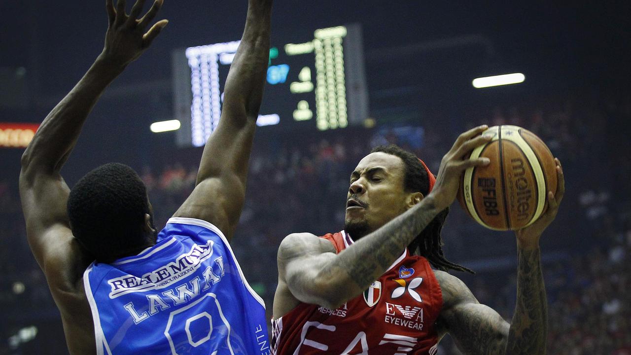 Bloccò il pullman dei tifosi dell'Olimpia Milano, daspo a una supporter Dinamo