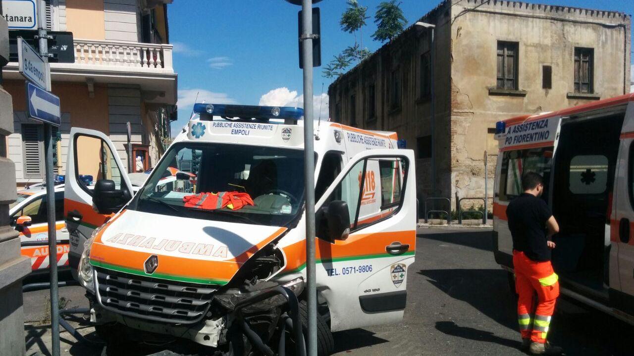 L'ambulanza e l'auto che si sono scontrate