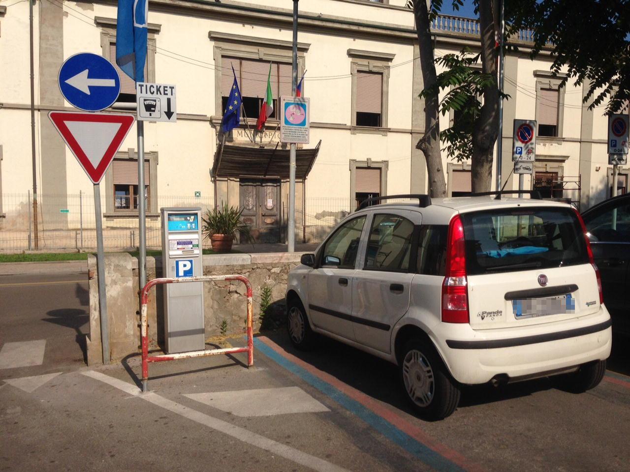 Lo stallo rosa da piazza Mischi è stato spostato in via Alliata