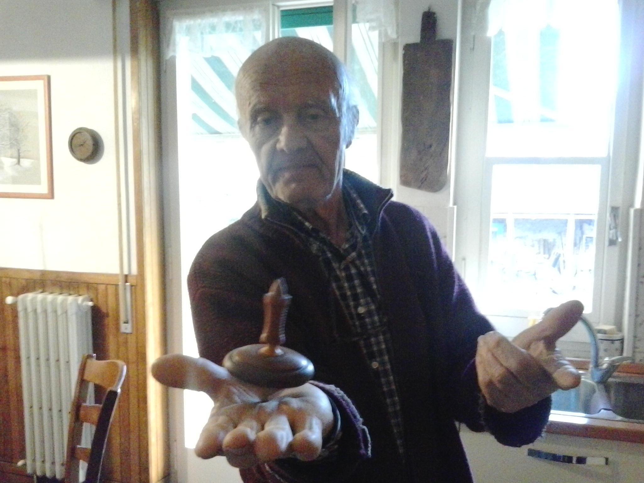 Romano Cheli con una delle sue trottole