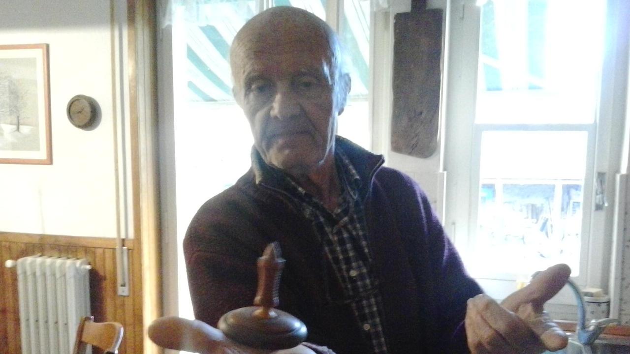 Romano Cheli con una delle sue trottole