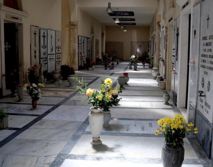 Vendono i fiori delle tombe: anziane denunciano i furti 