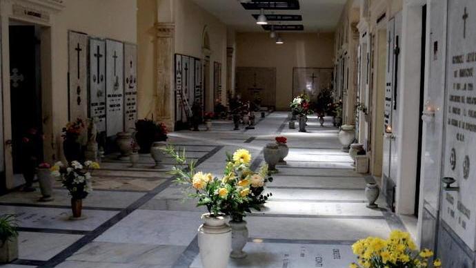 Vendono i fiori delle tombe: anziane denunciano i furti