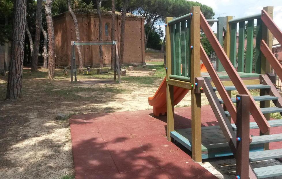 Un nuovo gioco nel parco dei bambini 