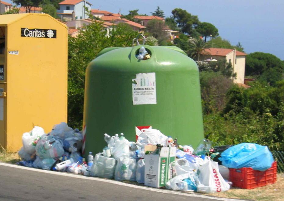 Scoppia la guerra dei rifiuti a colpi di multe e denunce 