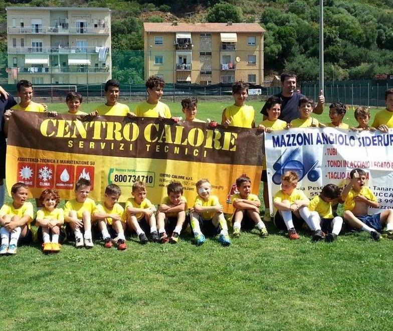 Ventotto baby calciatori in campo con Balleri e Cacicia