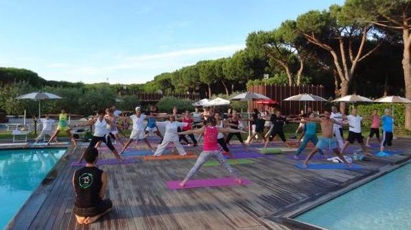 In gruppo all’aria aperta Tutti pazzi per lo yoga