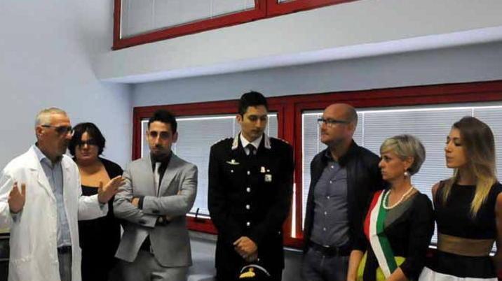 Stanza rosa contro il nero delle violenze