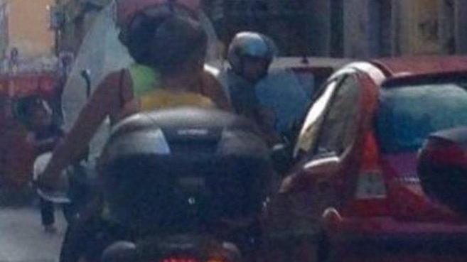 La segnalazione su fb: mamma in scooter con bimbo senza casco