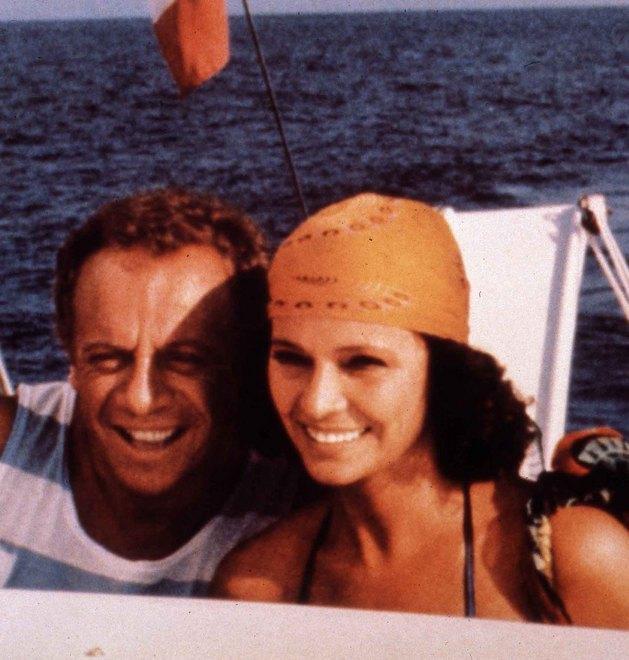 Laura Antonelli nell’isola con Johnny Dorelli in “Mi faccio la barca” 
