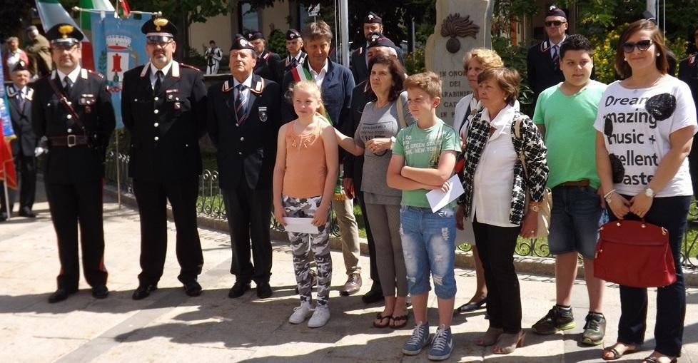 L’omaggio ai carabinieri con tre borse di studio
