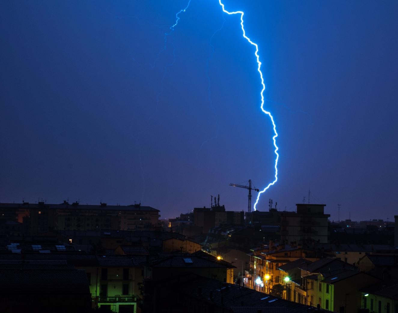Un fulmine fotografato a Prato durante un temporale (foto d'archivio)