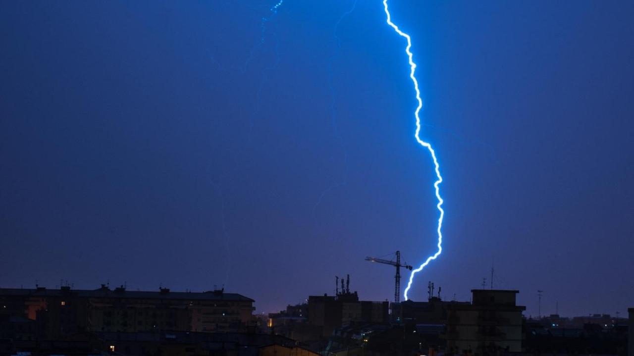 Un fulmine fotografato a Prato durante un temporale (foto d'archivio)