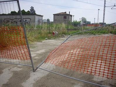 Uno dei varchi praticati alla recinzione