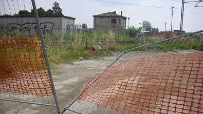 Uno dei varchi praticati alla recinzione