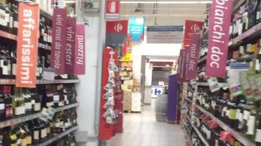 Il deserto del supermercato in notturna