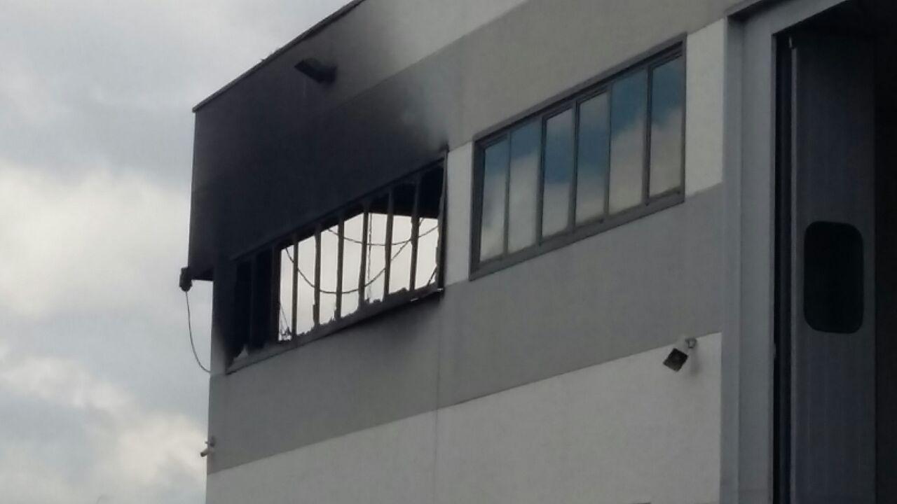 Furioso incendio distrugge un capannone