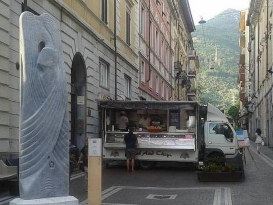 Carrara, il camion del fritto divide la città e diventa un “caso” 