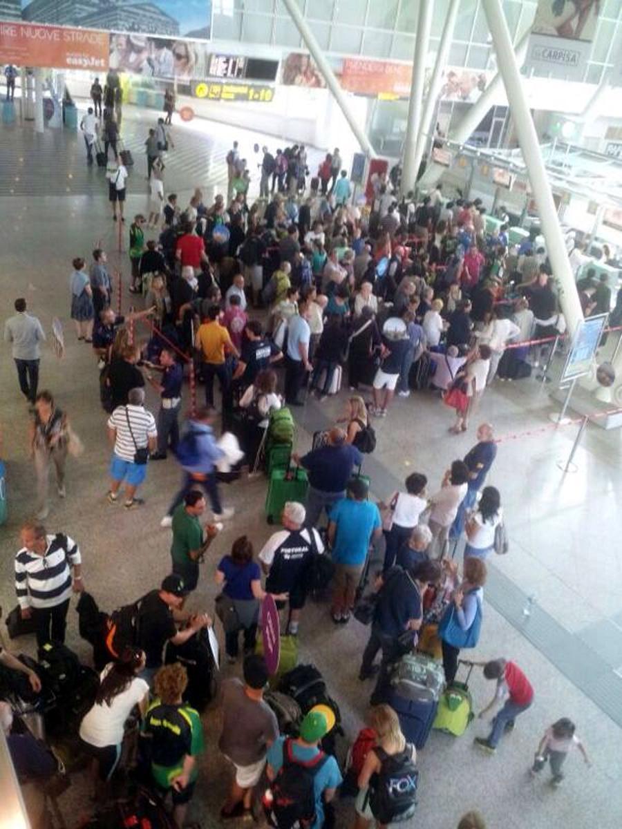 Lunghe file in aeroporto a Olbia in un'immagine di archivio