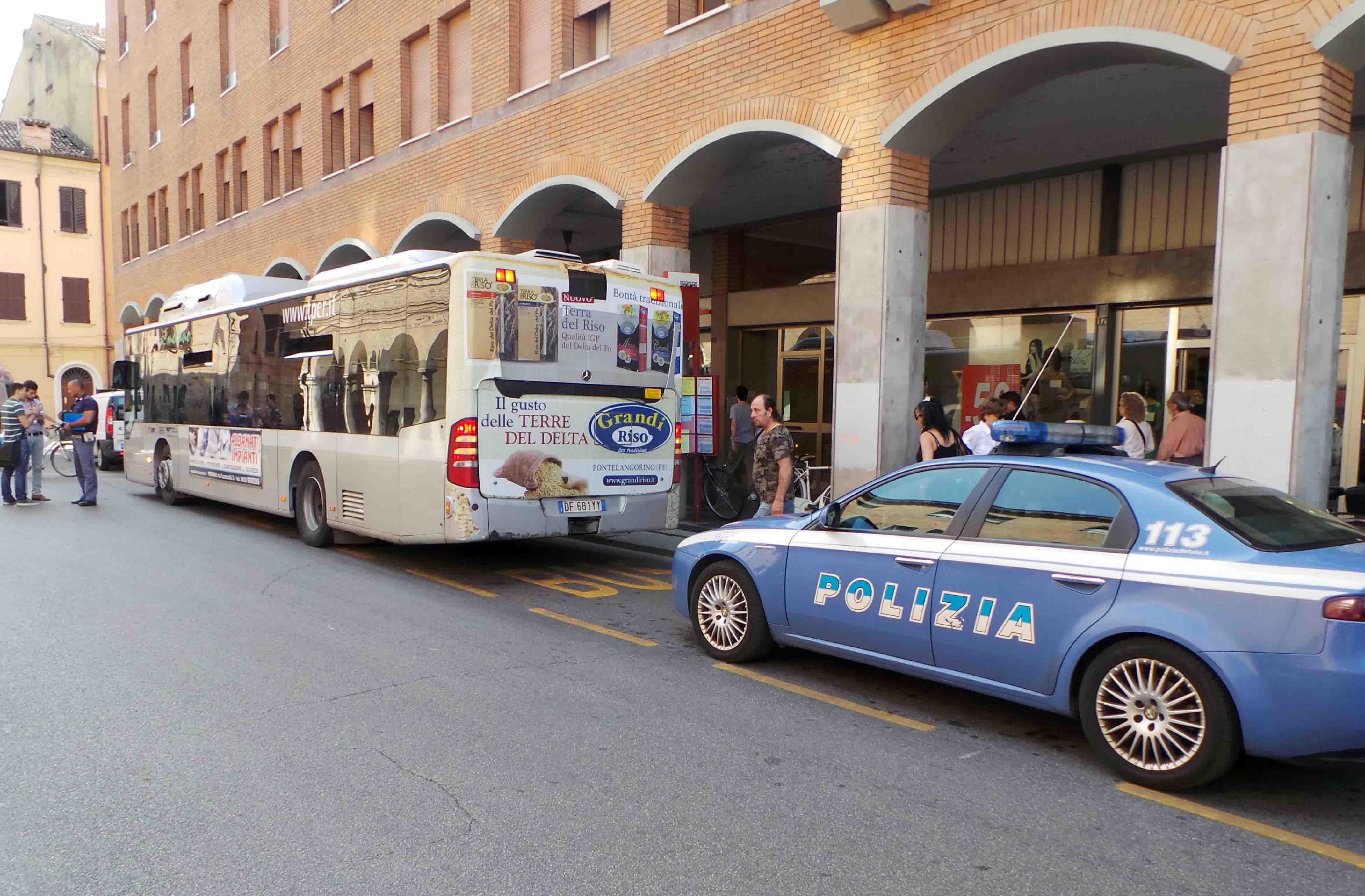 Un bus alla fermata di corso Porta Reno