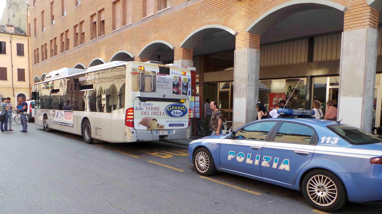Un bus alla fermata di corso Porta Reno