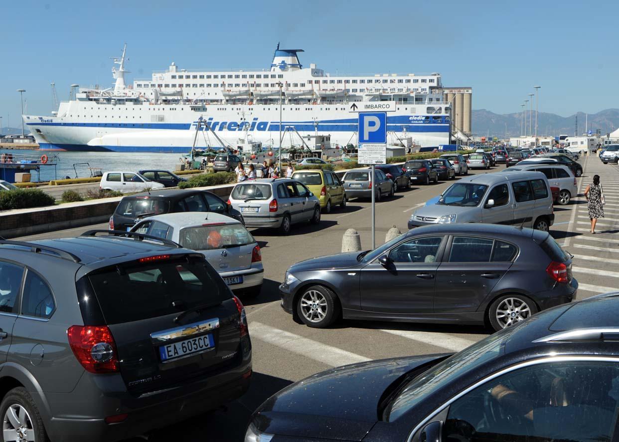 Cagliari, salta la corsa Tirrenia per Napoli: tutti a Civitavecchia