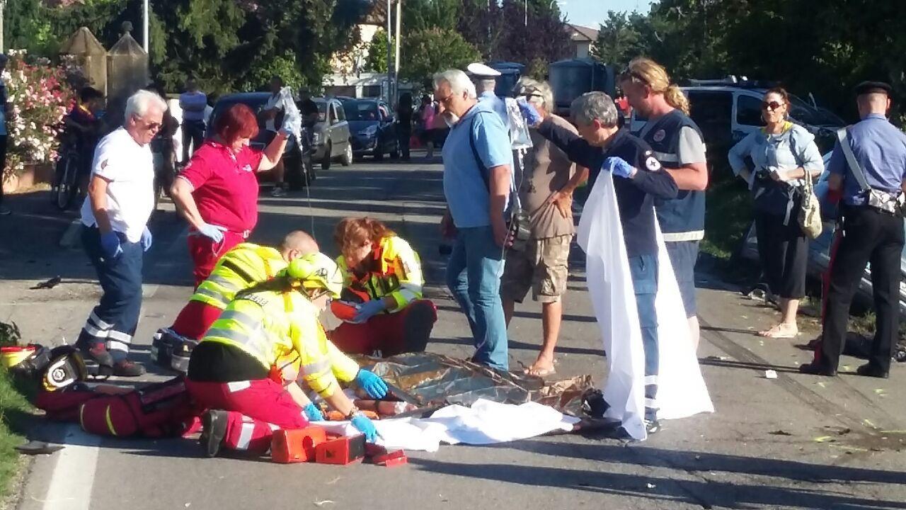 In motorino contro un'auto, ferita una ragazza di 25 anni 