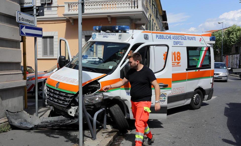Ambulanza a sirene spiegate si scontra con un’auto